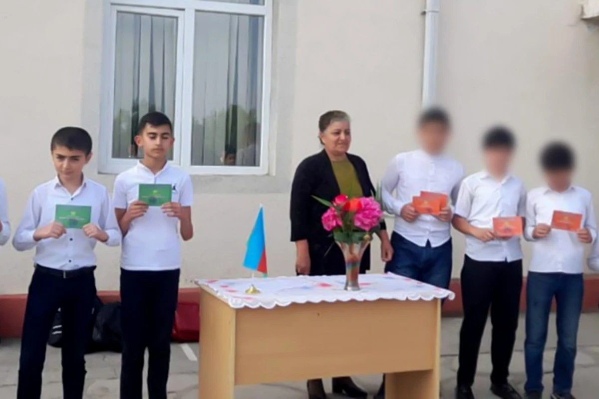 Azərbaycanda məktəbdə biabırçı hadisə: İntizamsız şagirdlərin şəkilləri paylaşıldı - FOTO