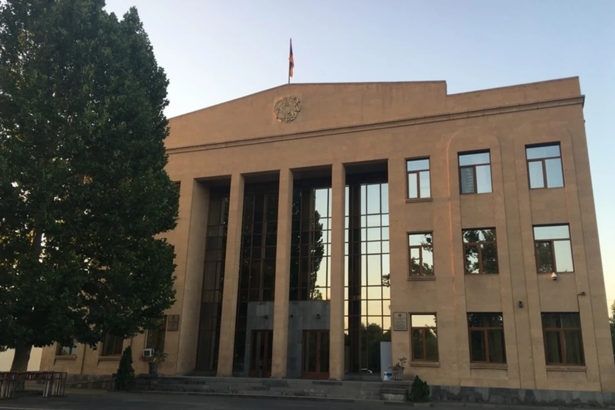 İrəvan məhkəməsi Paşinyanın oğlunu qaçırmaqda təqsirləndirilən qadına şərti cəza verib