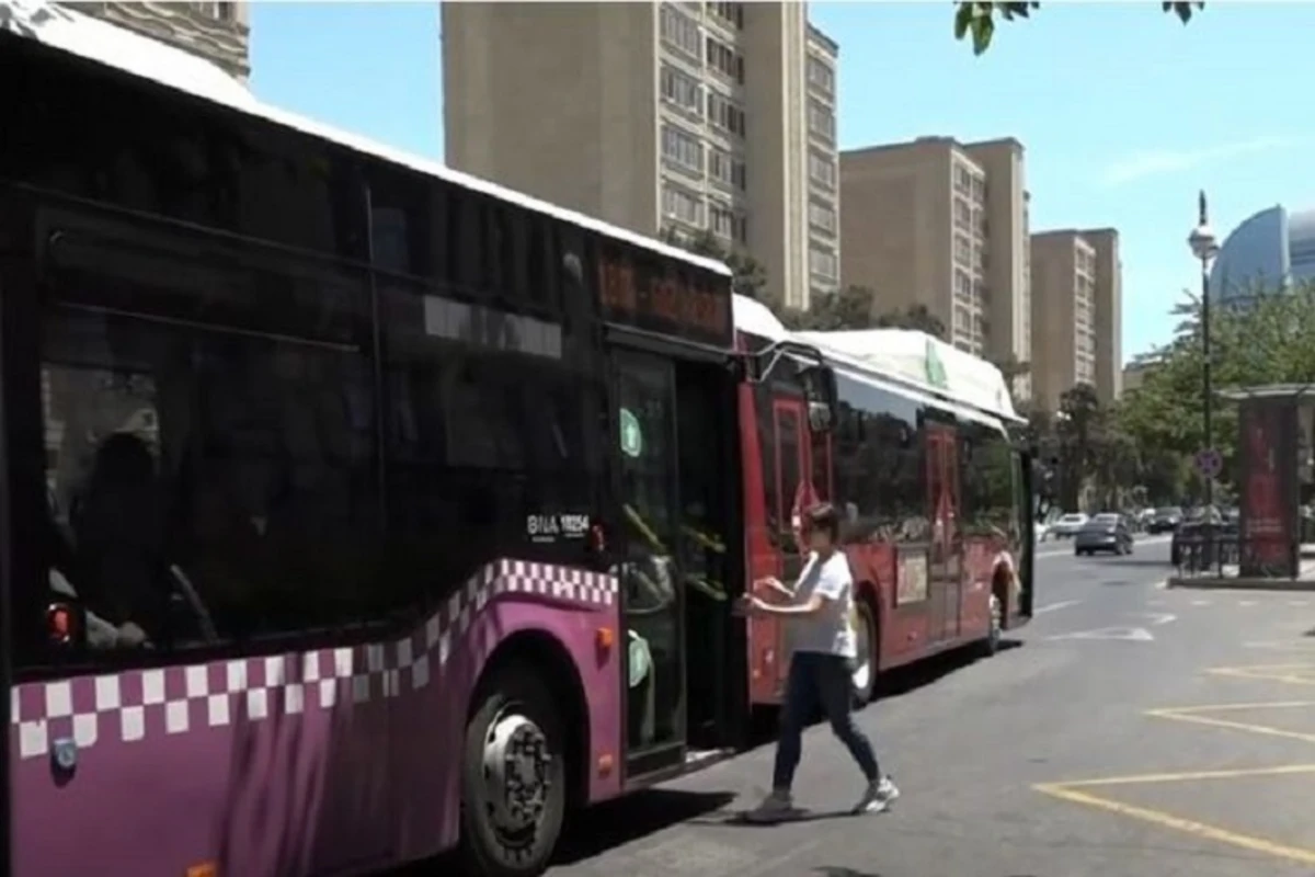 Avtobus sürücülərinin qanunsuz hərəkəti təhlükə saçır - VİDEO