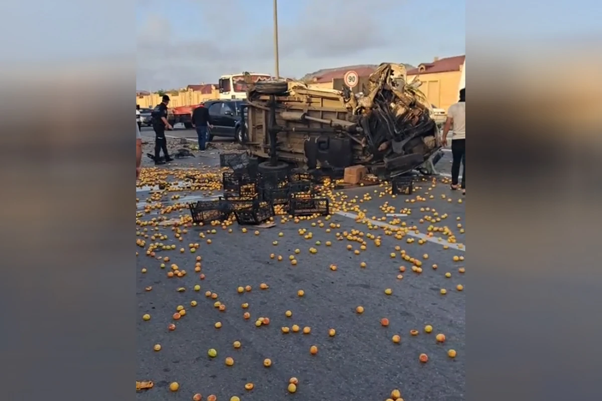 Bakıda əriklə dolu “Ford” aşdı - Meyvələr yola dağıldı  - VİDEO