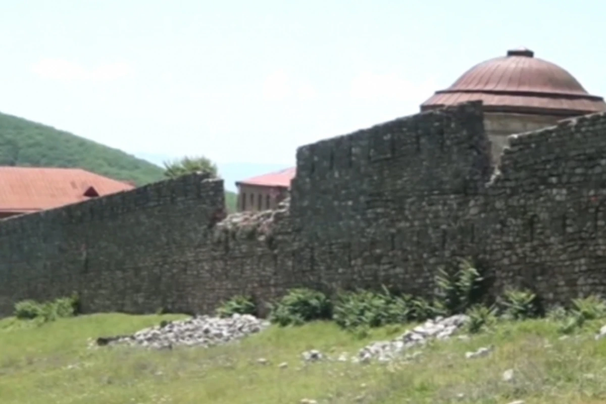 Şəki Xan Sarayının Qala divarları dağılıb - VİDEO