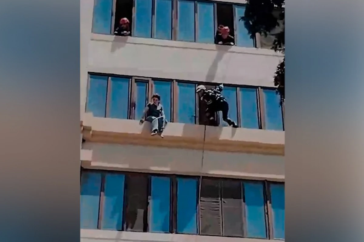 Bakıda özünü binadan atmaq istəyən qadın xilas edildi - VİDEO
