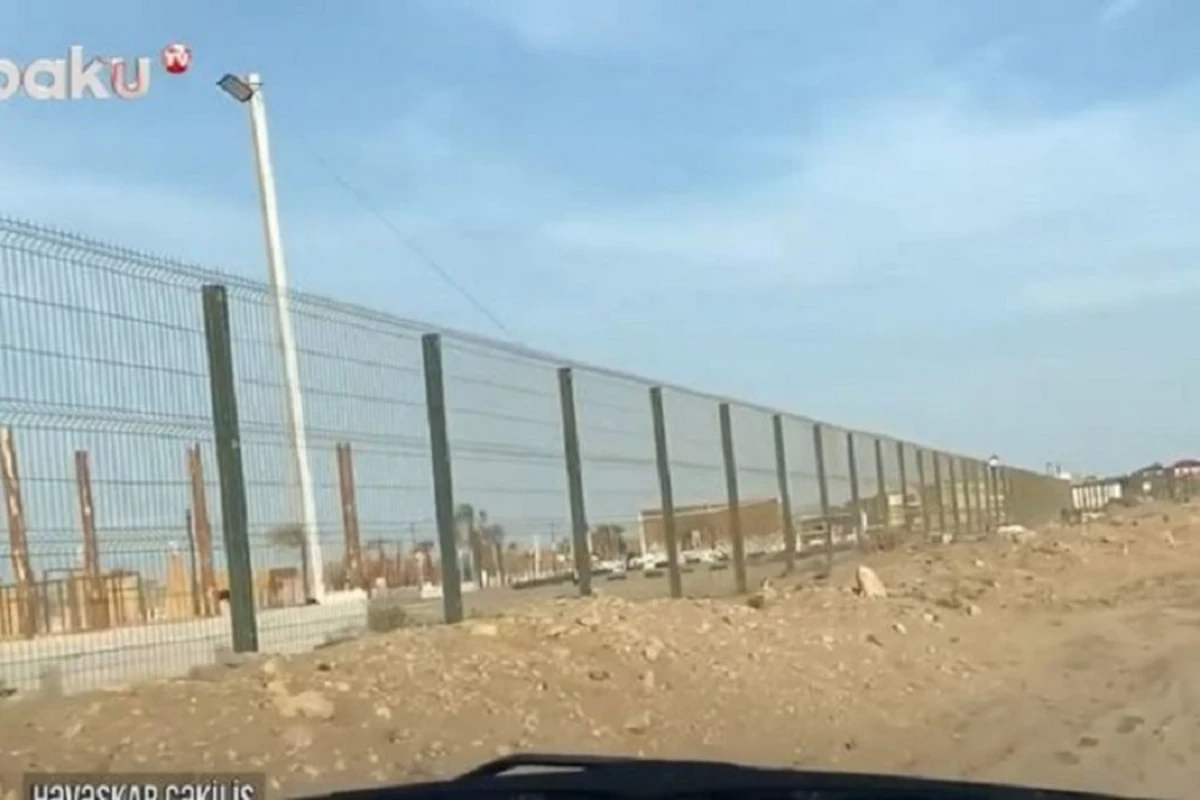 Вдоль каспийского побережья продолжается установка ограждений - ВИДЕО