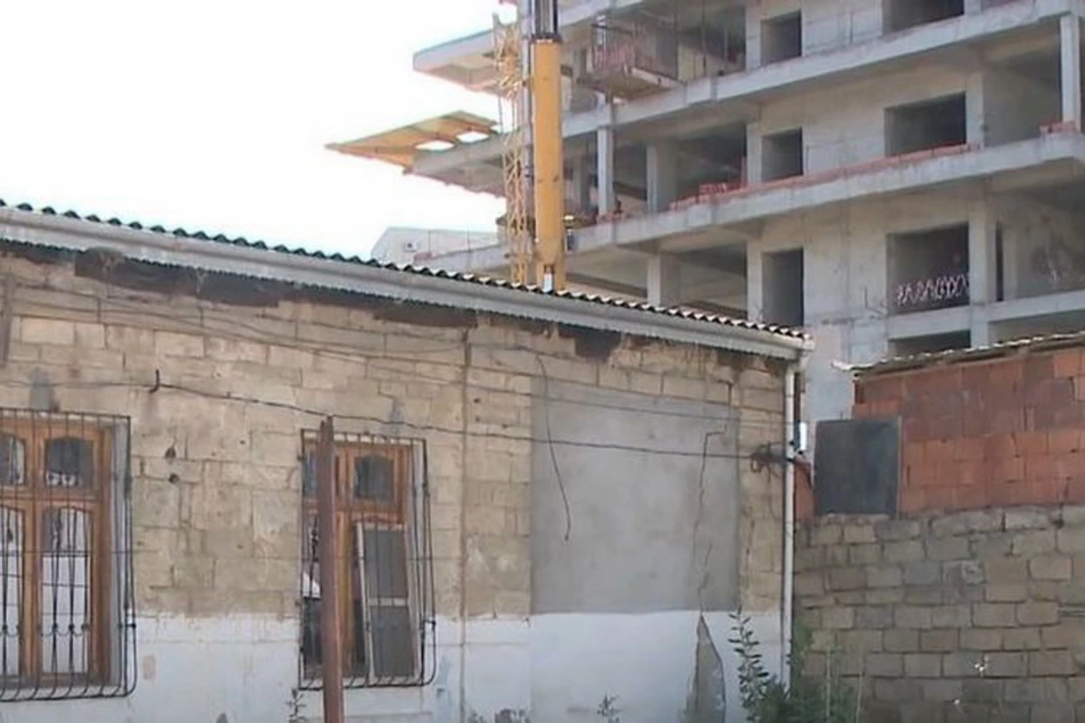 Bakıda yaşayış evlərinin yaxınlığında bina tikilməsi sakinlərin narazılığına səbəb oldu - VİDEO
