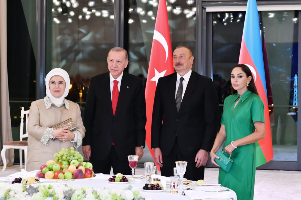 Лидеры Азербайджана и Турции стоя аплодировали исполнению песни Çırpınırdı Qara dəniz - ВИДЕО Лидеры Азербайджана и Турции стоя аплодировали исполнению песни Çırpınırdı Qara dəniz - ВИДЕО