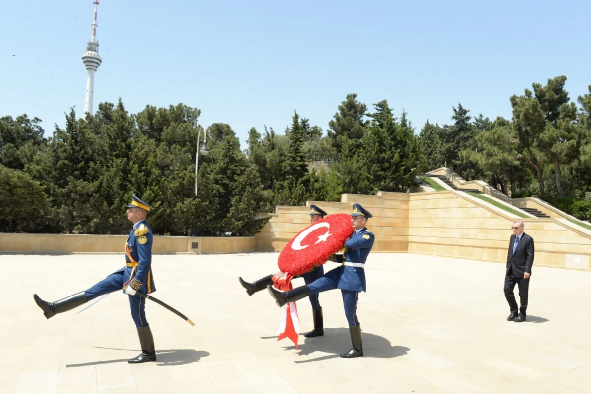 Rəcəb Tayyib Ərdoğan şəhidlərin xatirəsini ehtiramla yad edib - FOTO