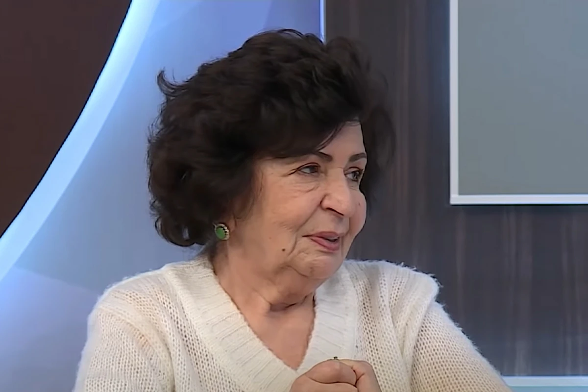 Əməkdar artistin nəvəsi məzun oldu - FOTO Əməkdar artistin nəvəsi məzun oldu - FOTO