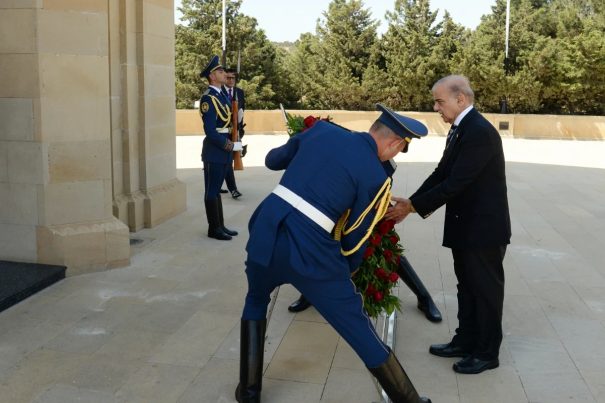 Премьер-министр Пакистана посетил Аллею шехидов - ФОТО Премьер-министр Пакистана посетил Аллею шехидов - ФОТО