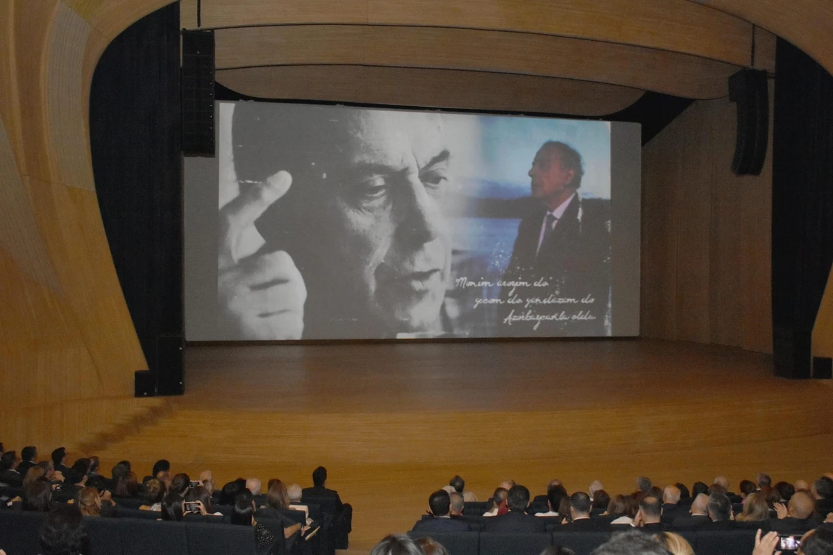 Heydər Əliyev Mərkəzində ulu öndərə həsr olunan instalyasiya, fotoalbom və film təqdim edilib - FOTO/VİDEO
