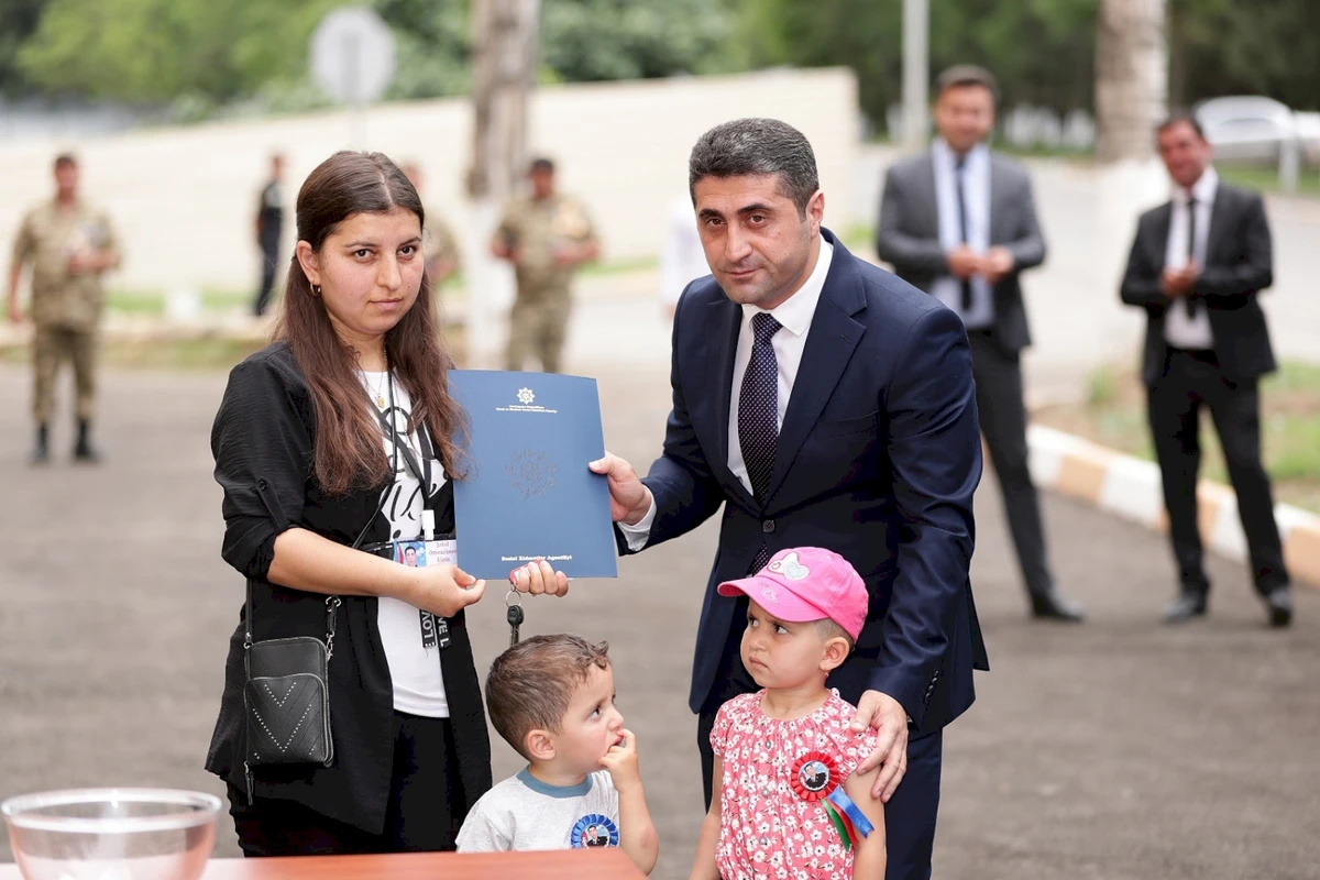 Şəhid ailələrinə və müharibə ilə əlaqədar əlilliyi olan şəxslərə 100 mənzil və fərdi ev təqdim edilib - FOTO