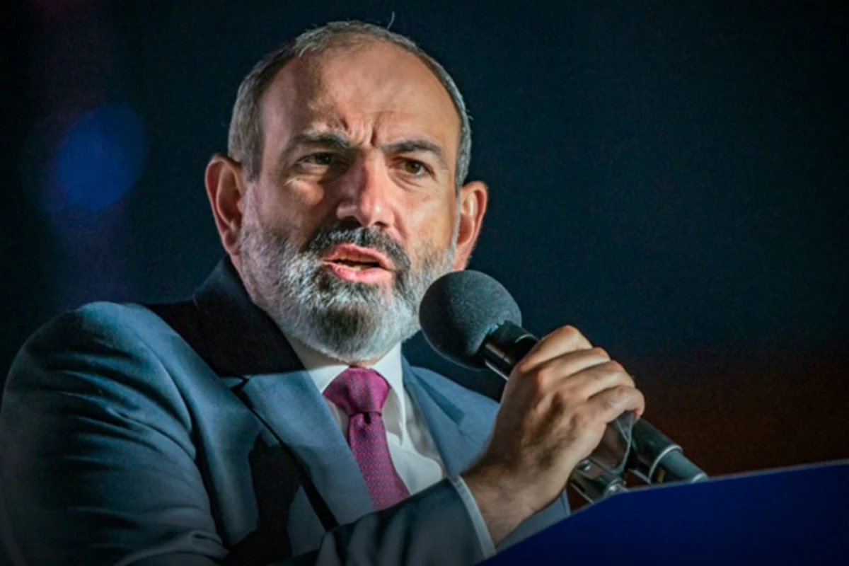 Paşinyan Ermənistanın gerbini tənqid edib