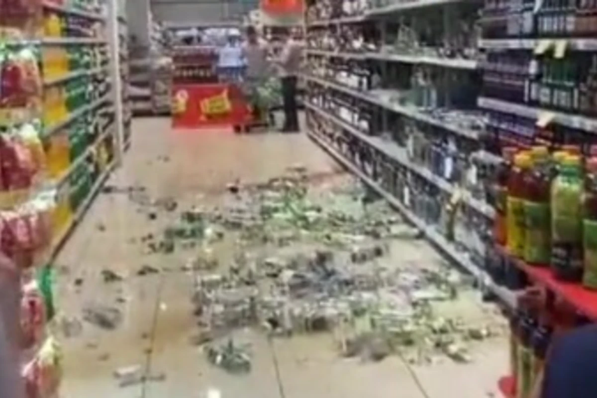 Bakıda marketdə qəribə olay - Araq haramdır deyib hamısını sındırdı - VİDEO