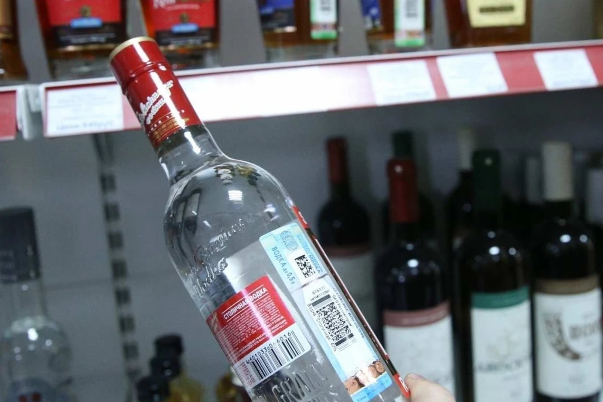 Bakıda marketə gələn şəxs 9 min manatlıq spirtli içkiləri sındırıb