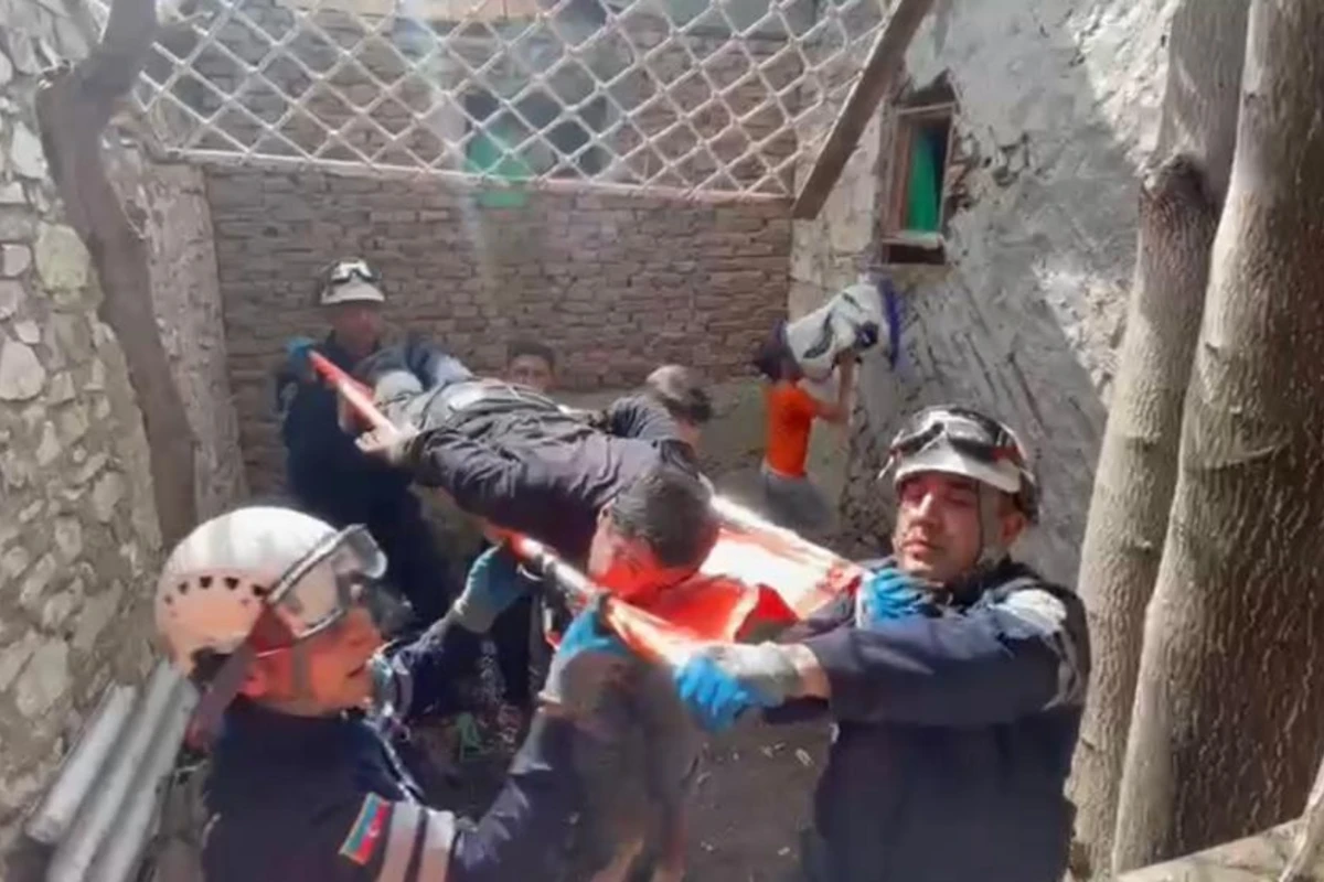 Dam örtüyünü təmir edərkən boşluğa yıxılan şəxsin xilasedilmə əməliyyatı - FOTO/VİDEO