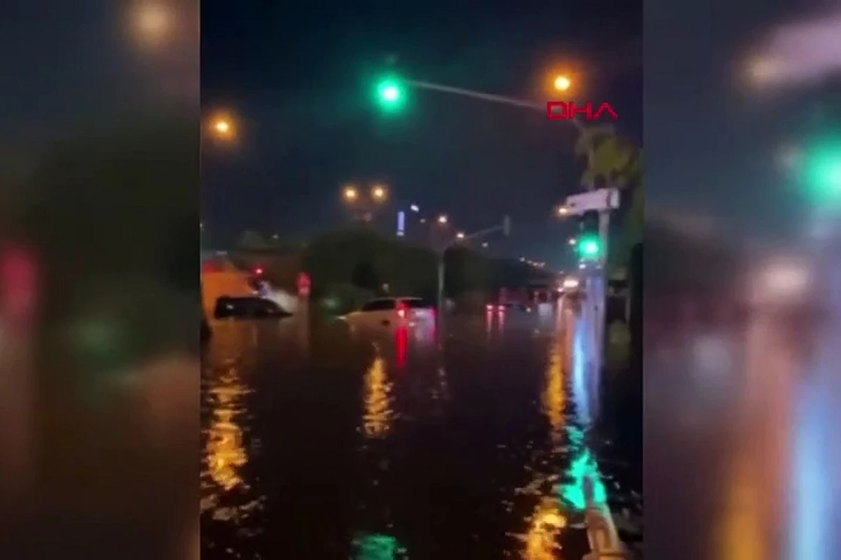 İzmir küçələri su altında qaldı - VİDEO İzmir küçələri su altında qaldı - VİDEO
