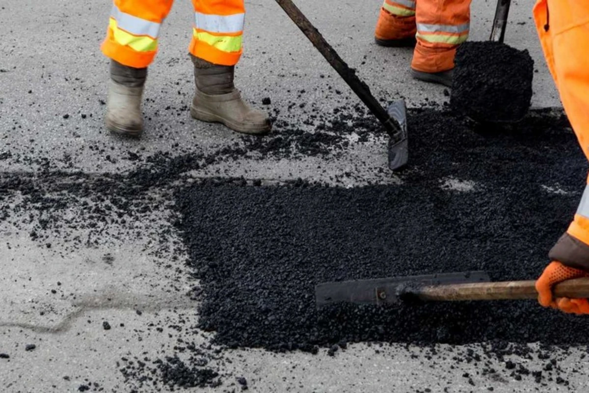 Mehdiabadın girişində yolun asfalt-beton örtüyü yenilənir