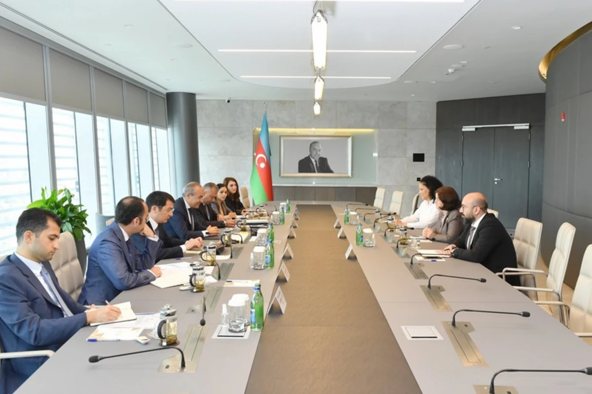 Azərbaycan AİB ilə sosial-iqtisadi inkişaf prioritetlərini müzakirə edib - FOTO