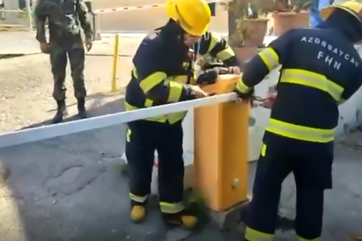 FHN Bakıda reyd keçirib, binaların yaxınlığındakı süni maneələr aradan qaldırılıb - FOTO/VİDEO