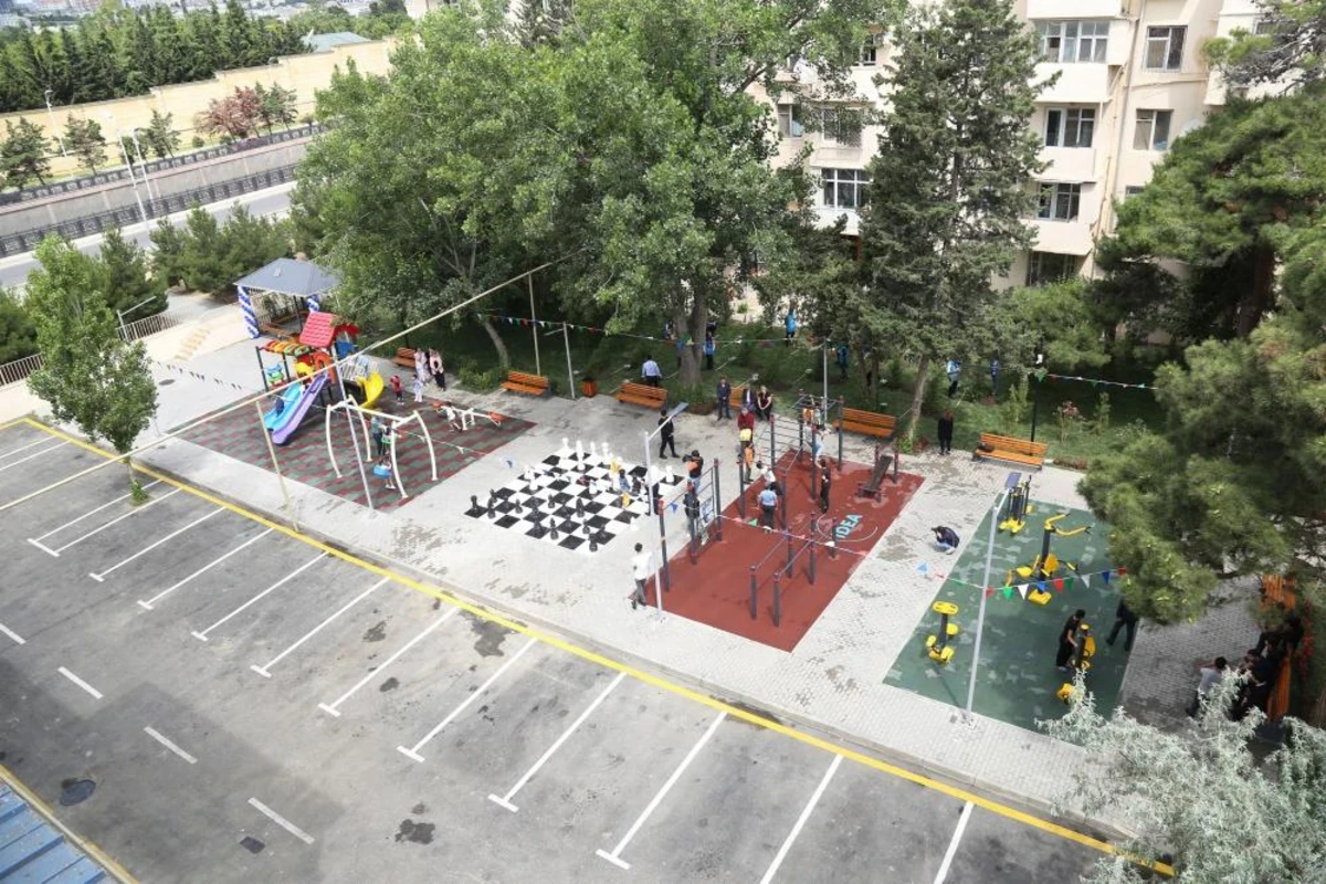 Bakıda abadlaşdırılan növbəti həyət sakinlərin istifadəsinə verilib - FOTO