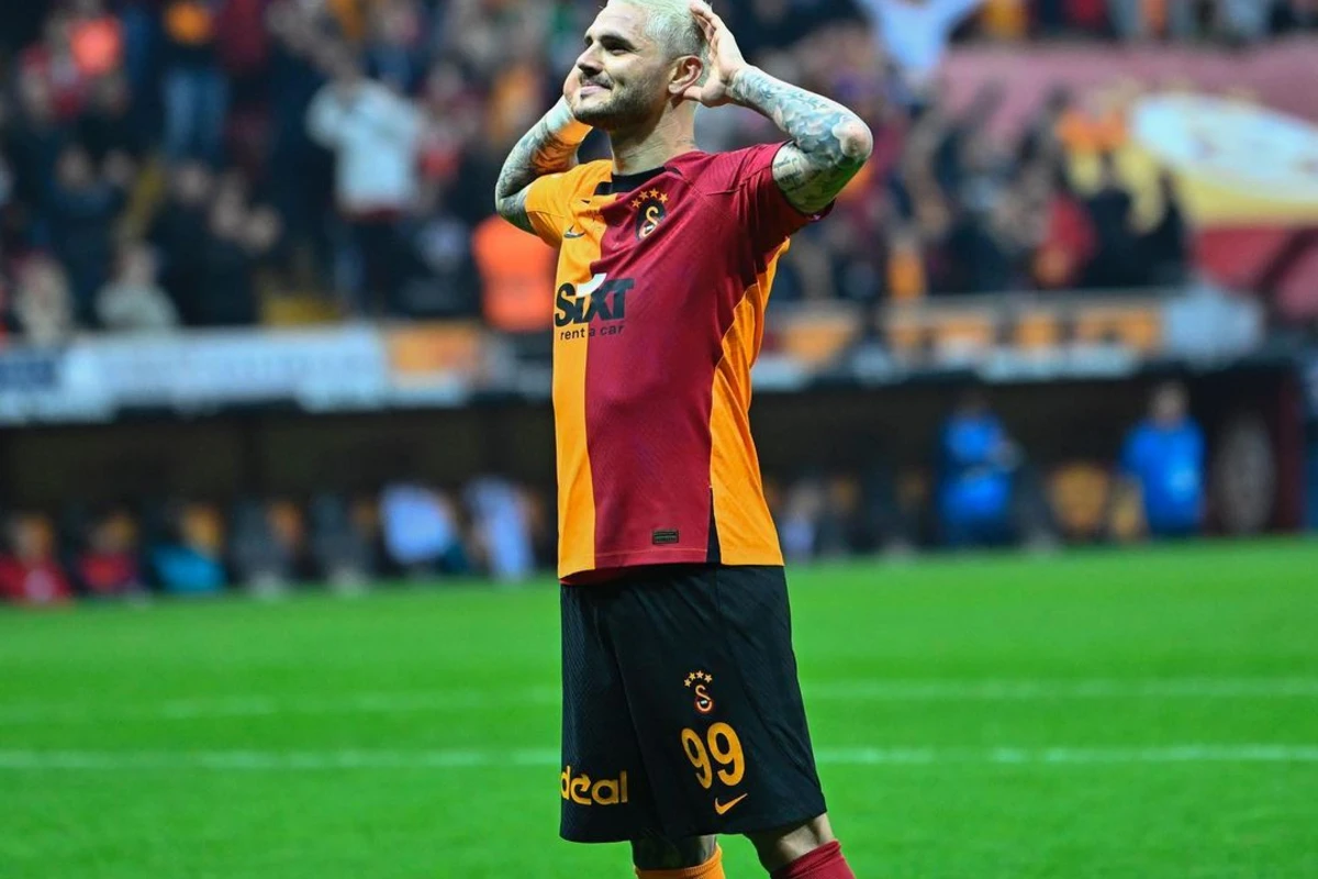 Çılğın “Qalatasaray” azarkeşlərindən Mauro İkardiyə su altından “Bizimlə qal” mesajı - FOTO