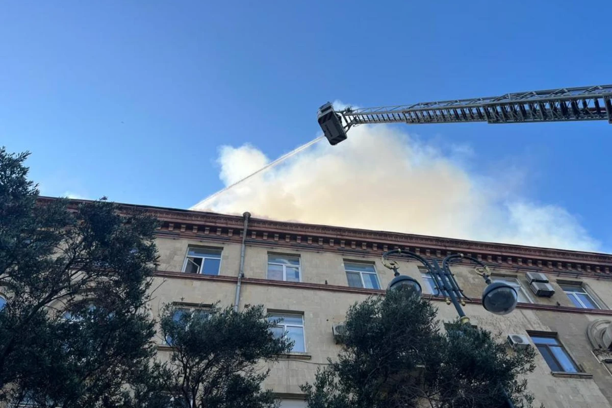 Пожар в пятиэтажном жилом доме в Баку полностью потушен - ОБНОВЛЕНО + ВИДЕО