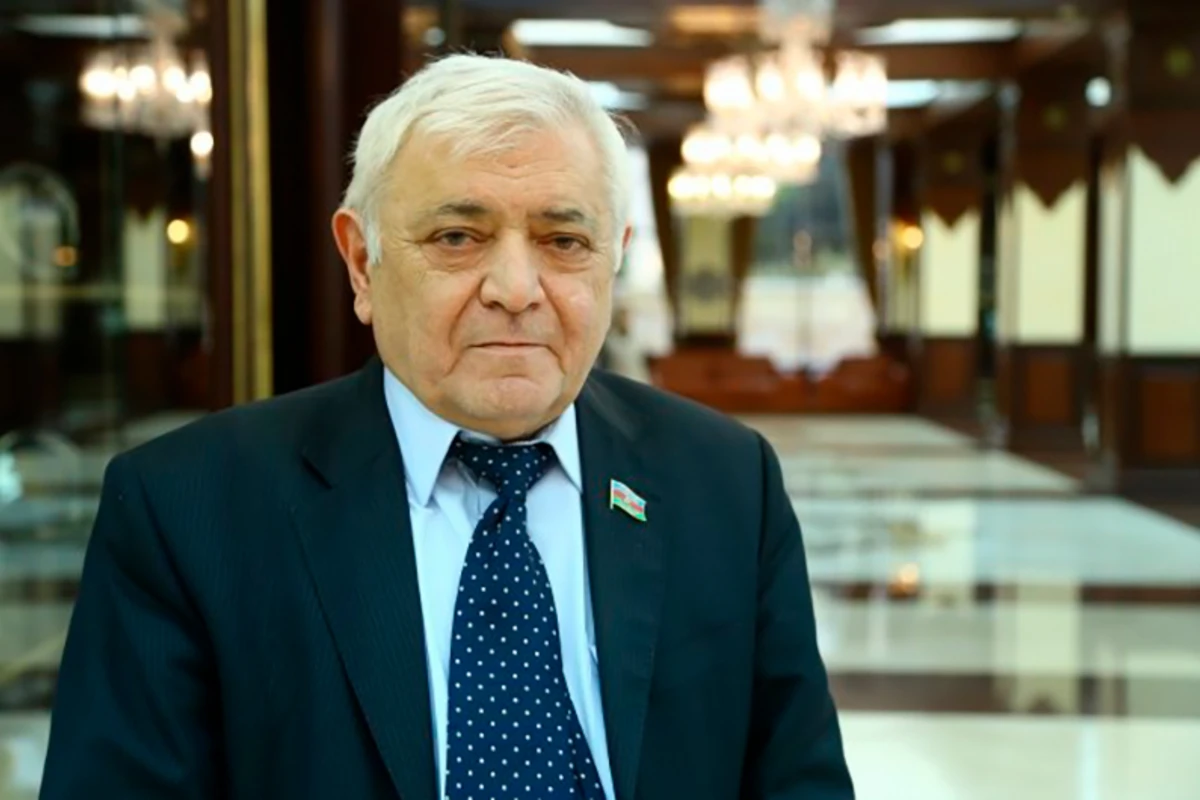 Aqil Abbas: “Gədəbəydə camaatı dağa çıxaran da, polisə qaz sıxdıran da eyni əldir” Aqil Abbas: “Gədəbəydə camaatı dağa çıxaran da, polisə qaz sıxdıran da eyni əldir”