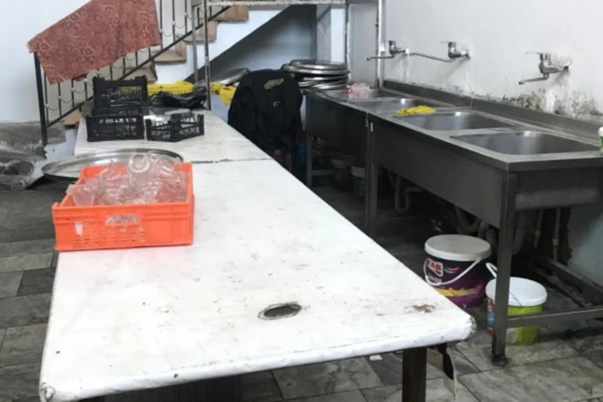 Bakıda restoranda nöqsanlar aşkarlanıb, fəaliyyəti məhdudlaşdırılıb - FOTO
