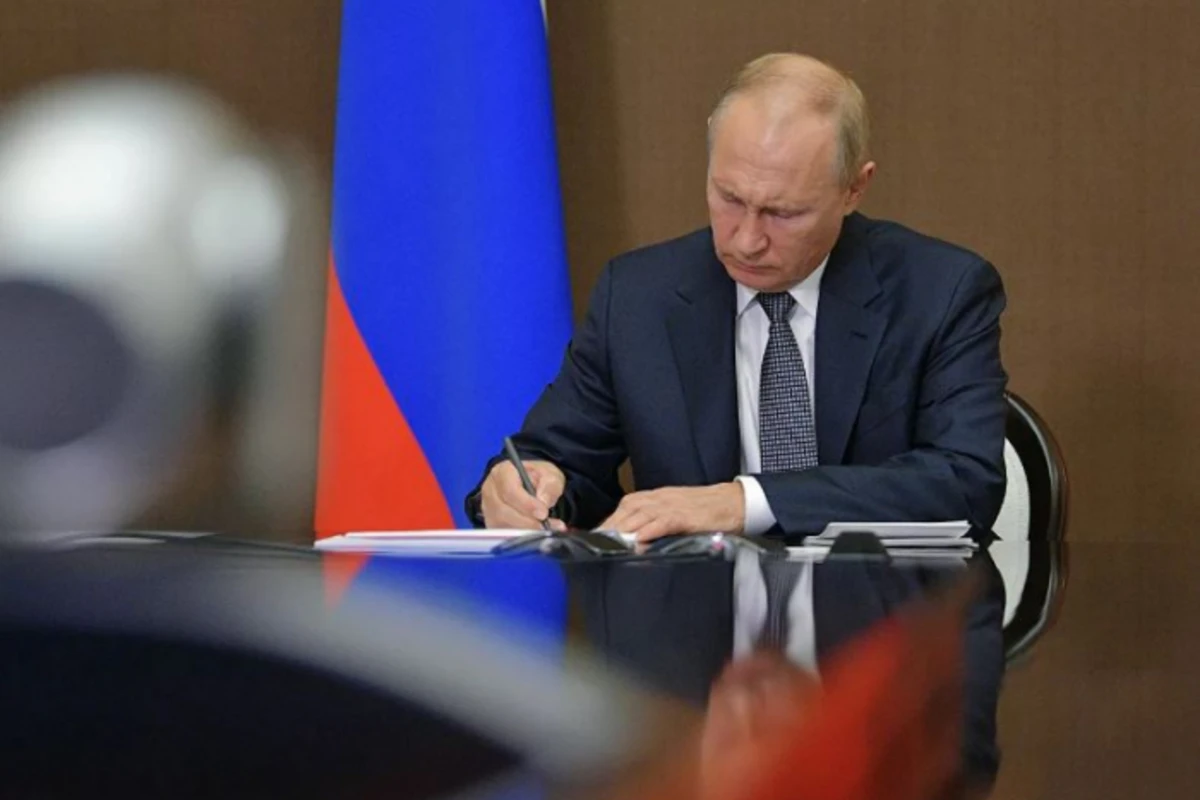 Путин подписал закон о штрафах и аресте за нарушение режима военного положения