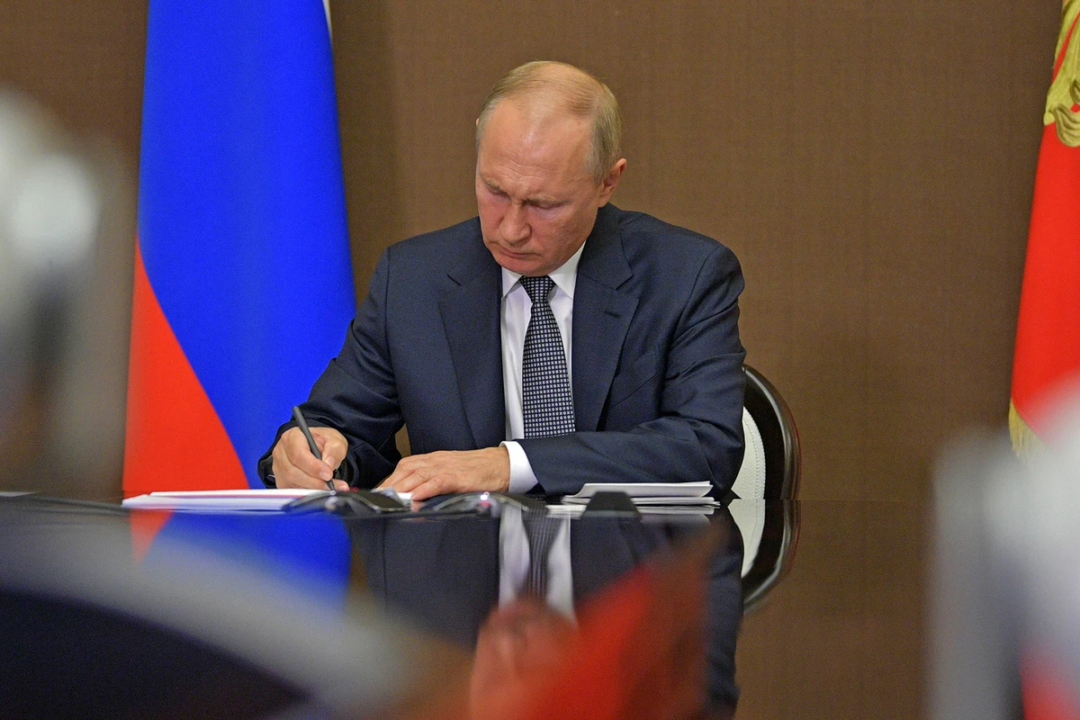 Putin Rusiyada hərbi vəziyyətlə bağlı qanun imzaladı
