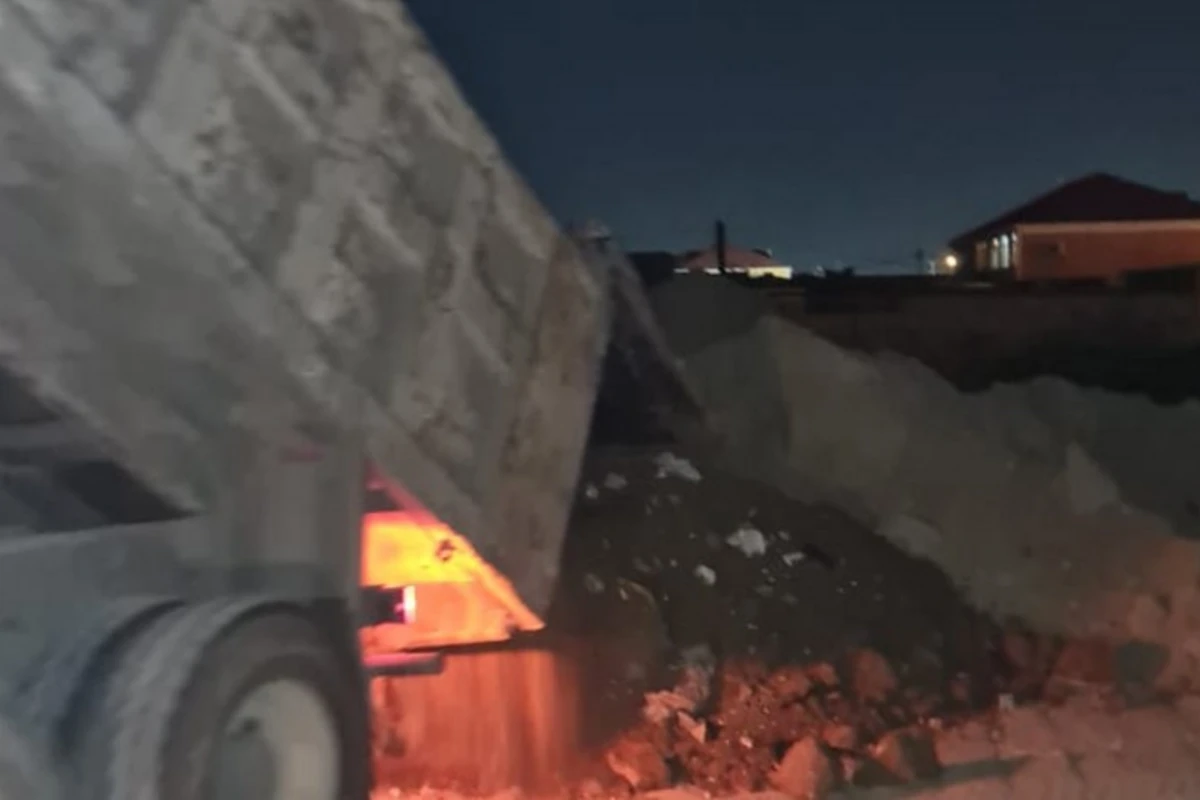 Gecə qanunsuz torpaq, qum və qarışıq süxur daşıyan avtomobillər müəyyən olundu - FOTO