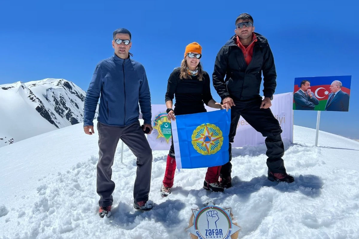 FHN-in bir qrup hərbi qulluqçusu Zəfər zirvəsinə yürüş edib - FOTO