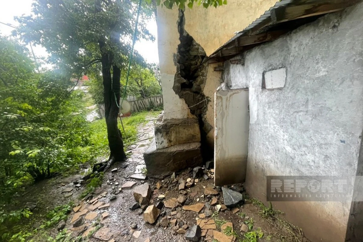 В Дашкесане по центральной улице течет селевой поток, на некоторых дорогах движение остановлено - ФОТО
