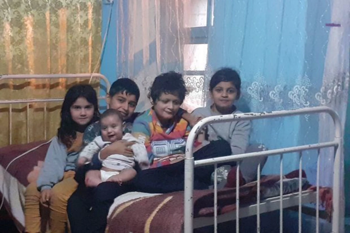 İki ağır xəstəliyi olan Zəhranın anası: “Dərman olmayanda sakitləşməkçün özünə layla oxuyub yatır” -FOTO/VİDEO