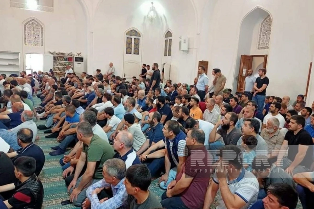Gəncədə bayram namazı qılınıb - FOTO Gəncədə bayram namazı qılınıb - FOTO