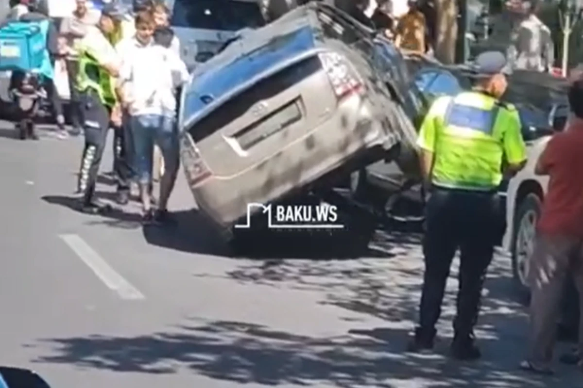 Bakıda Prius digər maşının üstünə çıxdı - VİDEO
