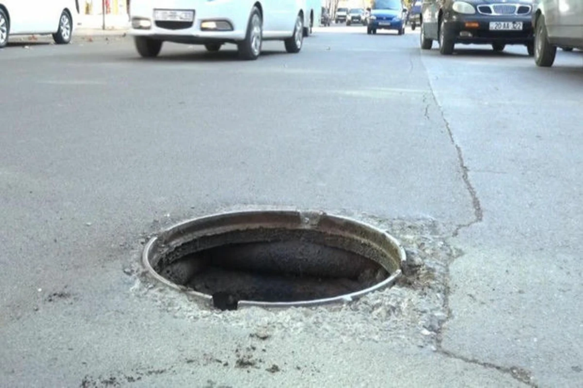 Bakıda velosipedçi kanalizasiya quyusuna düşdü