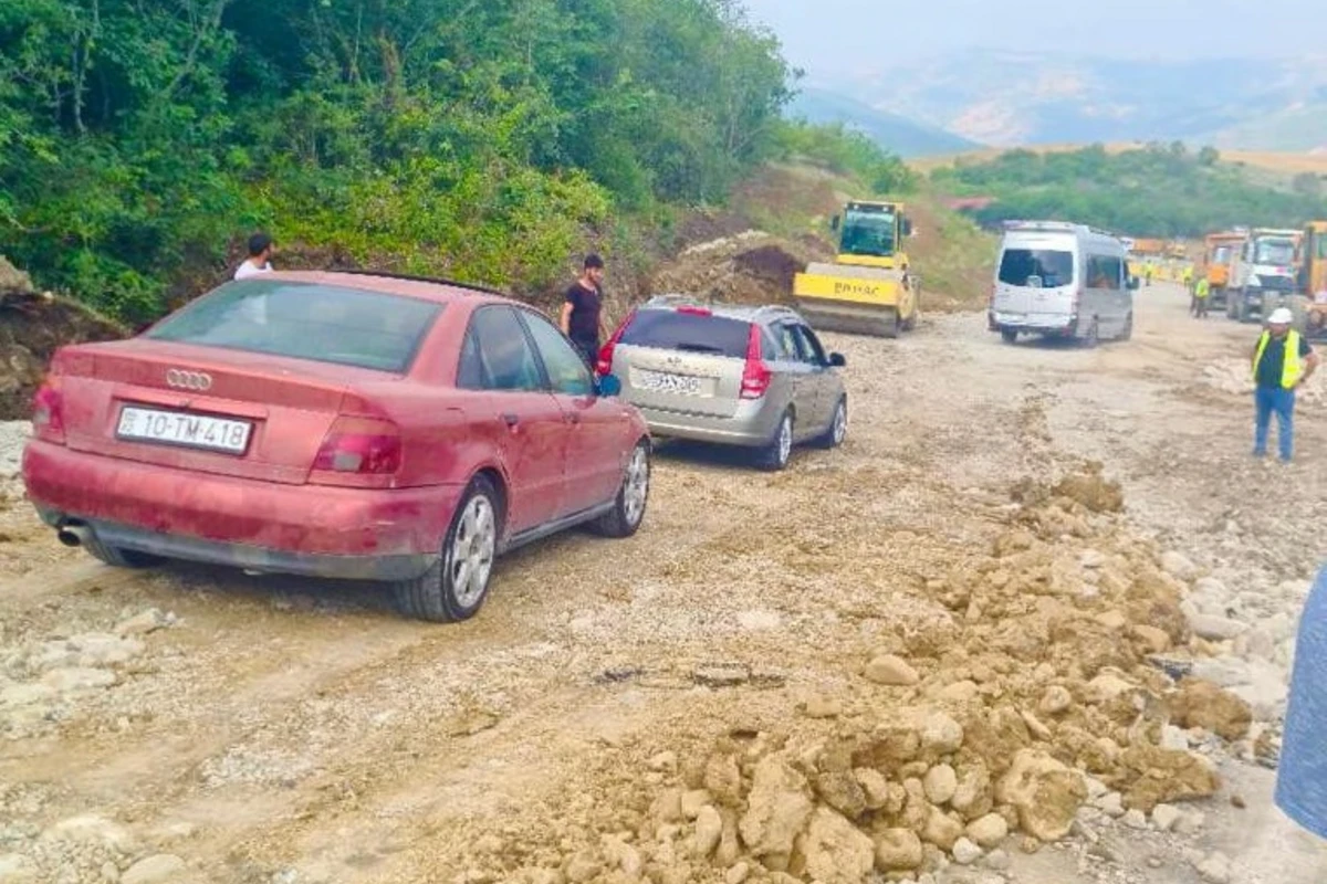 Sürüşmə səbəbindən bağlanan Bakı-Şamaxı-Qəbələ yolu açıldı - FOTO Sürüşmə səbəbindən bağlanan Bakı-Şamaxı-Qəbələ yolu açıldı - FOTO