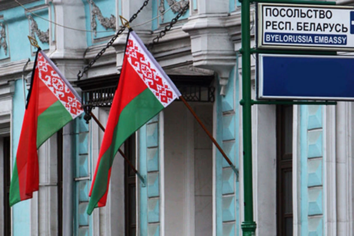 Haaqadakı Belarus səfirliyinə hücum olub – FOTO