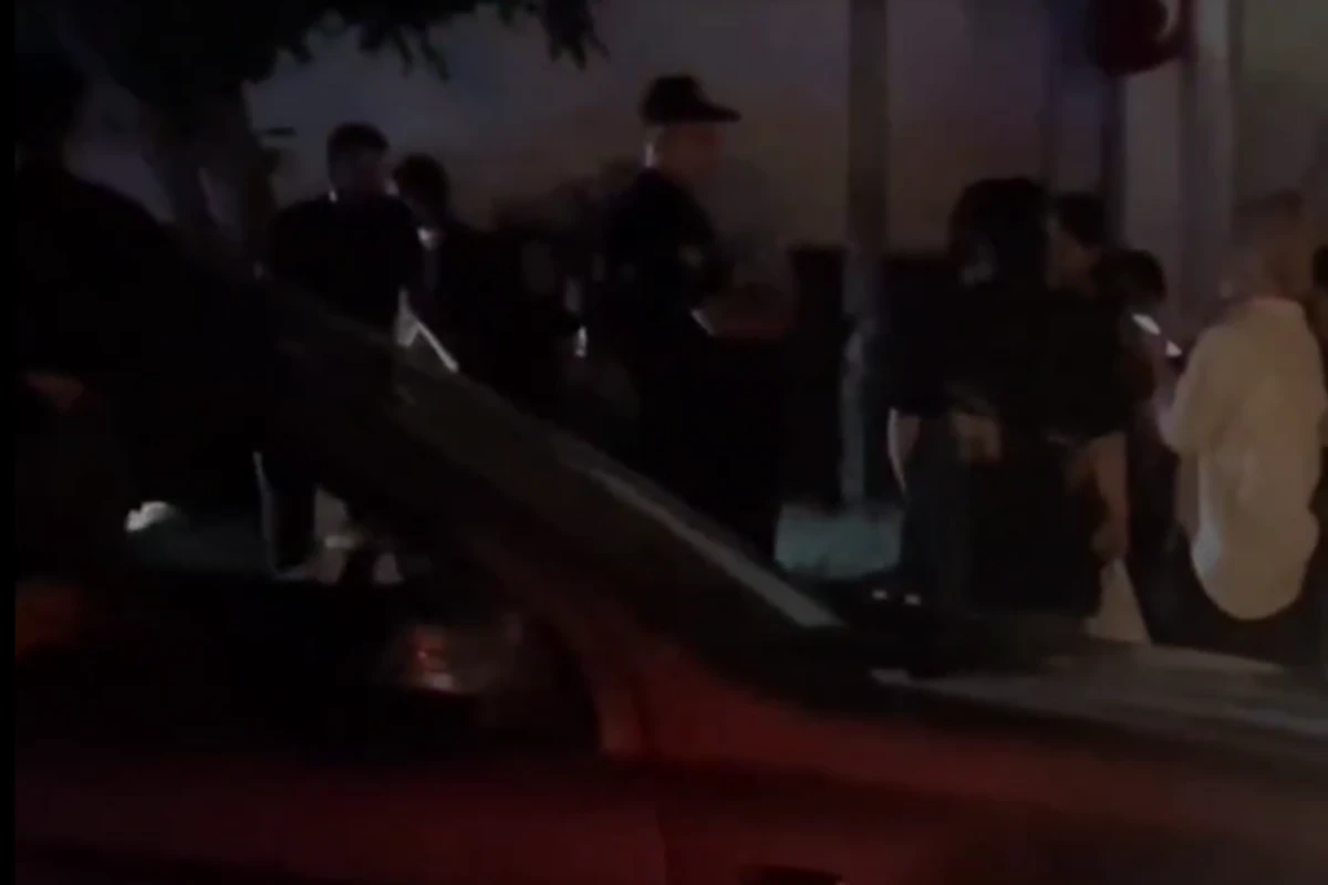 Zəlzələdən sonra küçələrə çıxan sakinlərə su paylayan Azərbaycan polisi - VİDEO Zəlzələdən sonra küçələrə çıxan sakinlərə su paylayan Azərbaycan polisi - VİDEO