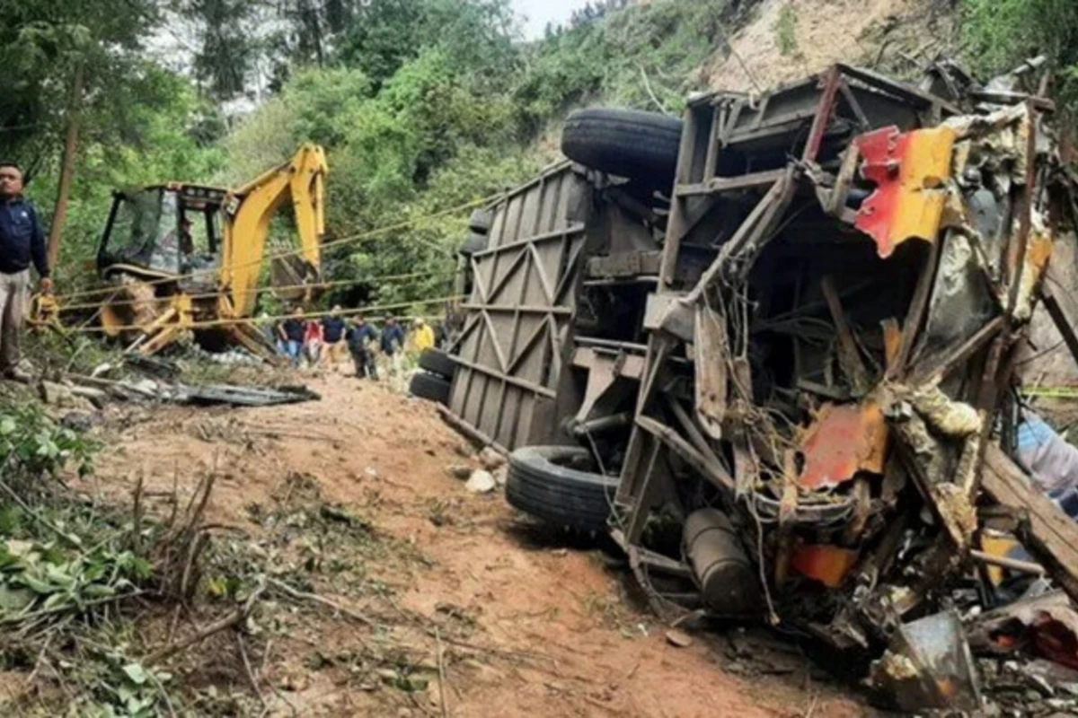 Meksikada sərnişin avtobusu dərəyə yuvarlandı - 27 ölü, 17 yaralı - FOTO