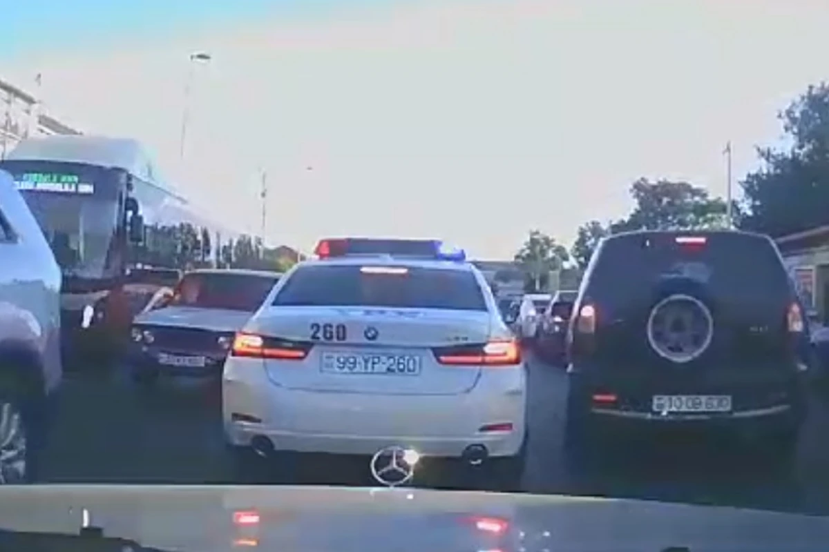Bakıda yol polisi tıxacda qalan hamilə qadının köməyinə çatıb - VİDEO Bakıda yol polisi tıxacda qalan hamilə qadının köməyinə çatıb - VİDEO