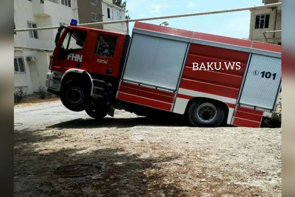Bakıda yanğınsöndürən maşın su quyusuna ilişib qaldı - FOTO/VİDEO Bakıda yanğınsöndürən maşın su quyusuna ilişib qaldı - FOTO/VİDEO