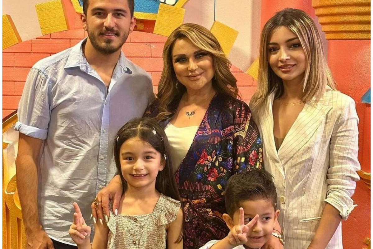 Mələkxanım Eyyubova oğlu, gəlini və nəvələri ilə - FOTO