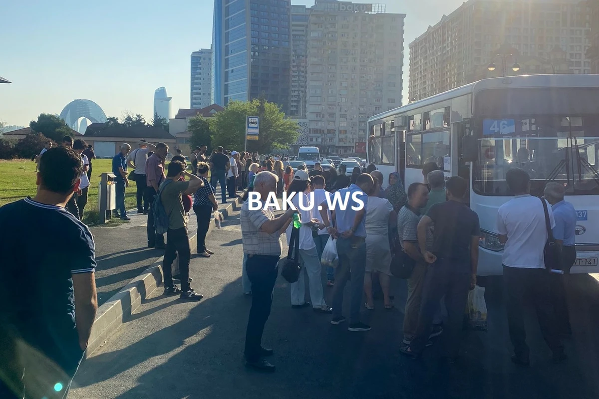 Paytaxtda avtobus PİK saatlarında xarab oldu, sərnişinlər yolda qaldılar - VİDEO