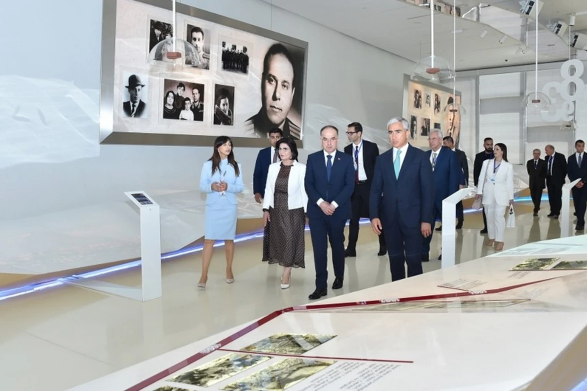 Президент Албании и его супруга ознакомились с Центром Гейдара Алиева - ФОТО