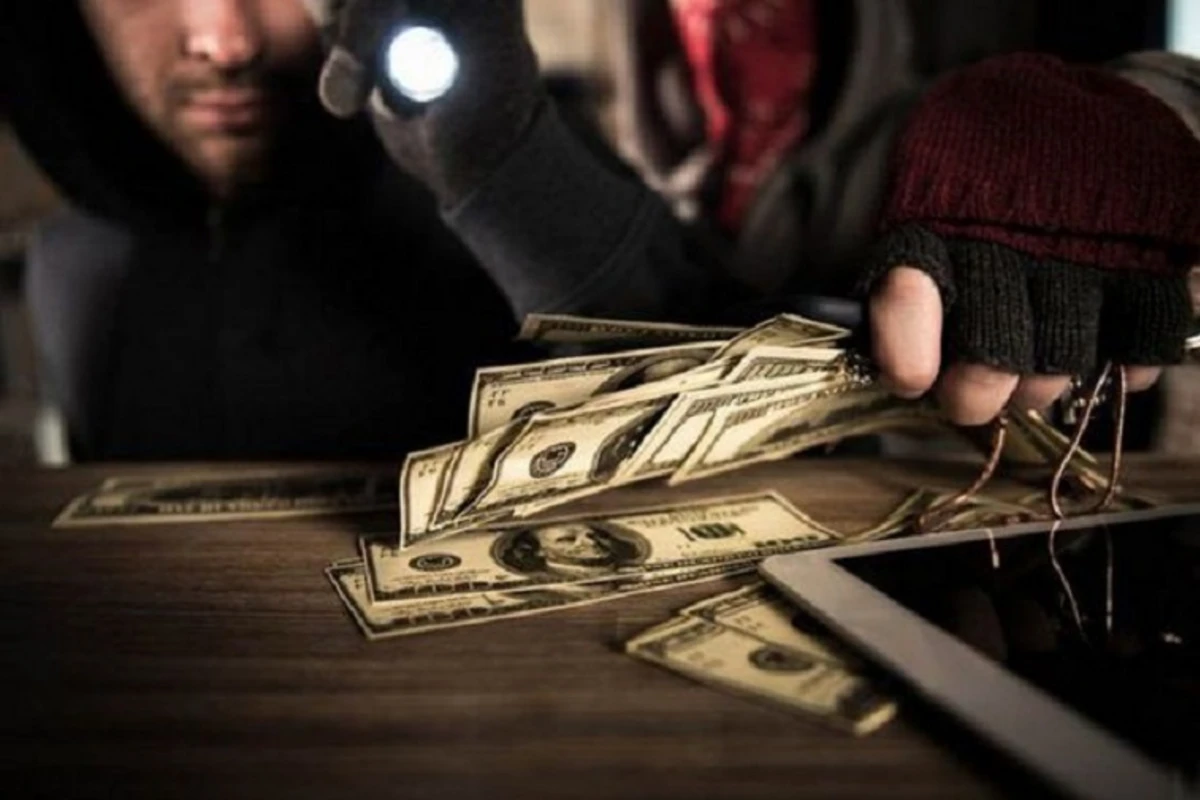 Əmisinin 90 min dollarını oğurlayıb özünə ev aldı