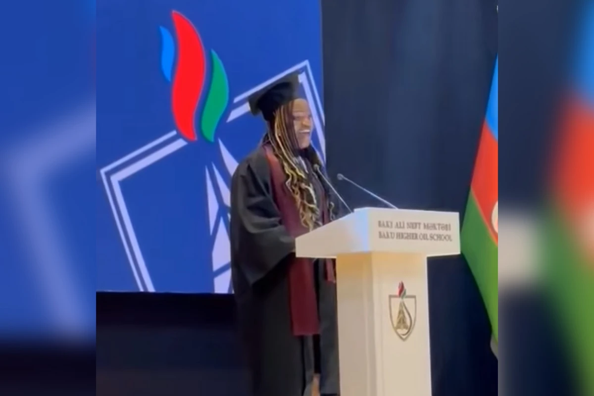 Nigeriyalı məzun çıxışını “Sarı gəlin”lə yekunlaşdırdı - VİDEO Nigeriyalı məzun çıxışını “Sarı gəlin”lə yekunlaşdırdı - VİDEO