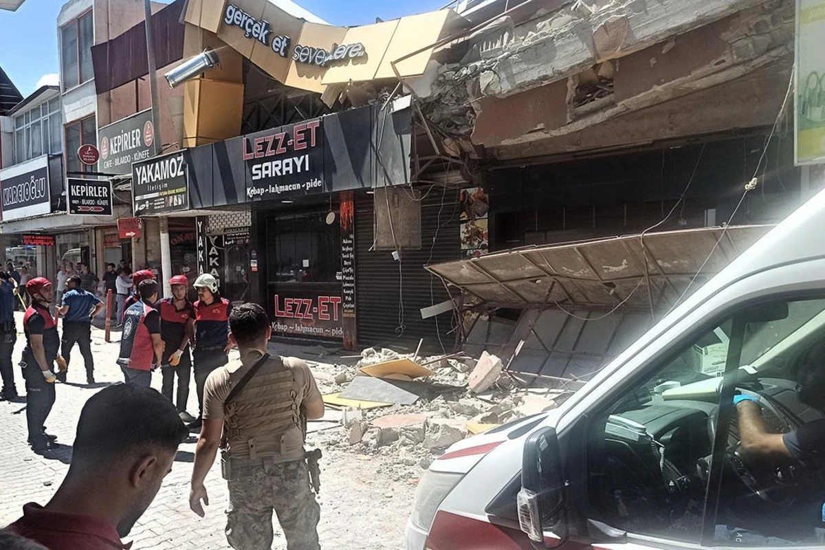 Türkiyədə bina çökdü: Yoldan keçən 3 nəfər yaralandı - FOTO