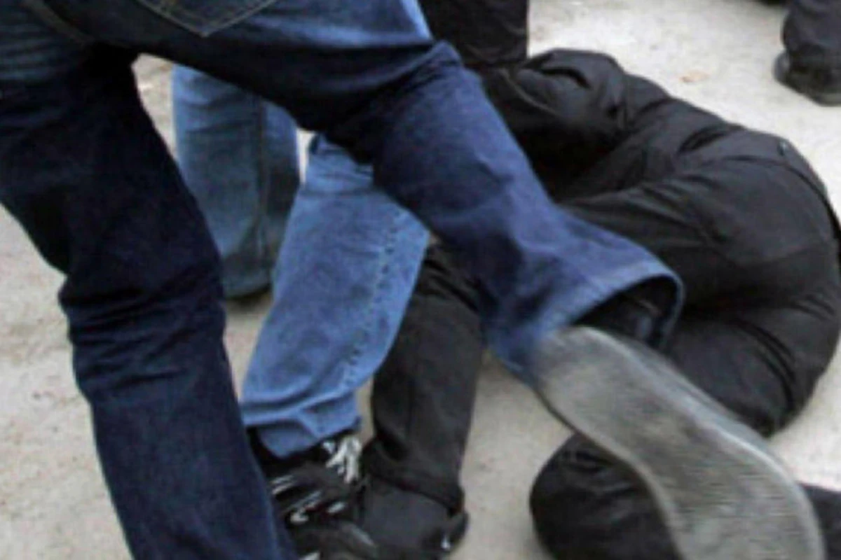 Bakının mərkəzində mühafizəçini döydülər