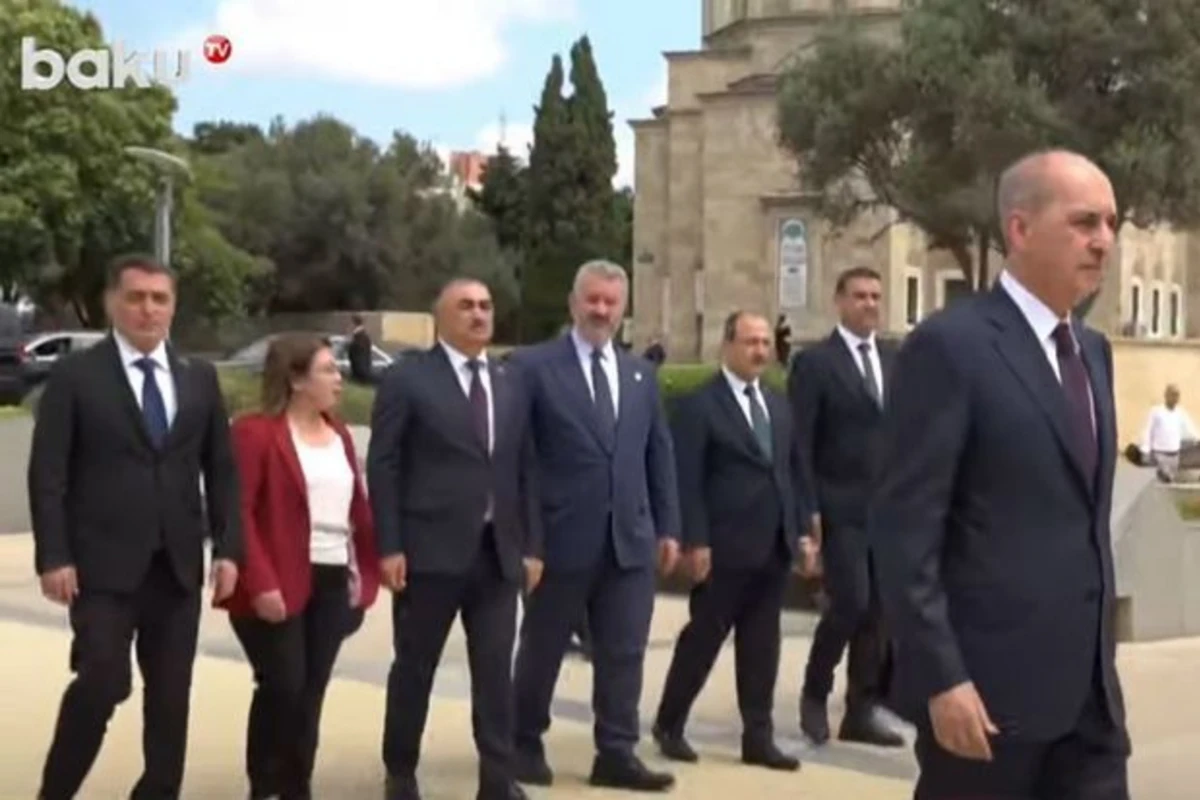 Numan Kurtulmuş ulu öndər Heydər Əliyevin məzarını ziyarət edib - VİDEO